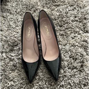 SJP black pumps